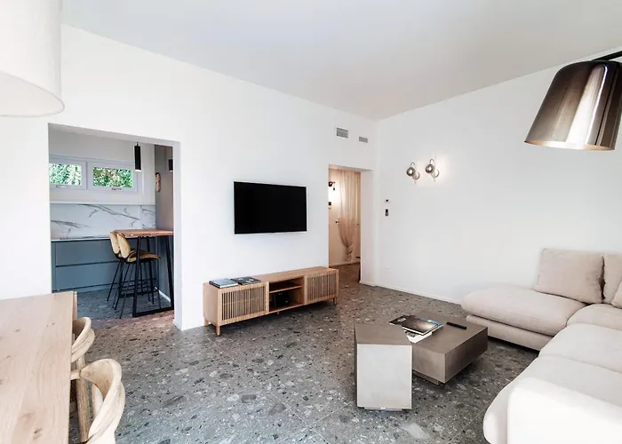 Martina - By Myhomeincomo *