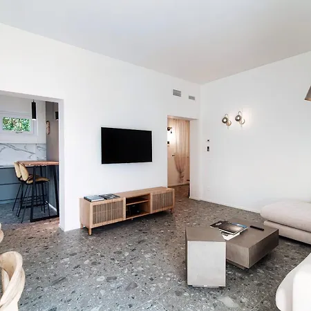 Martina - By Myhomeincomo *