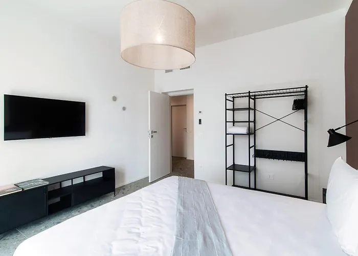 Martina - By Myhomeincomo *